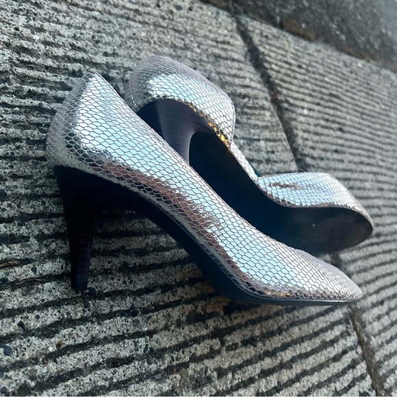 Metallic Silver Textured Peep Toe Pumps Size 6 - Picture 3 of 5